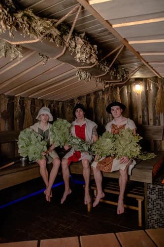 Гости наслаждаются отдыхом в парной